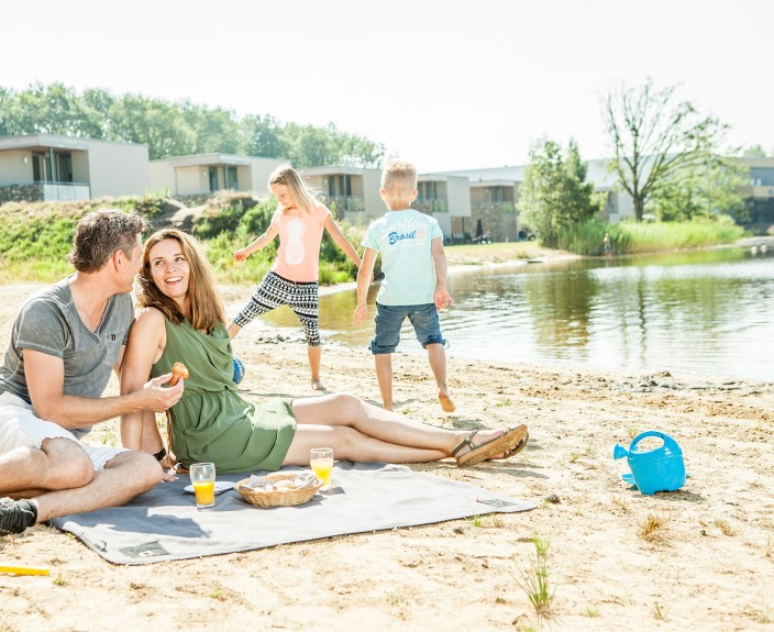 familie op het strand met kinderen